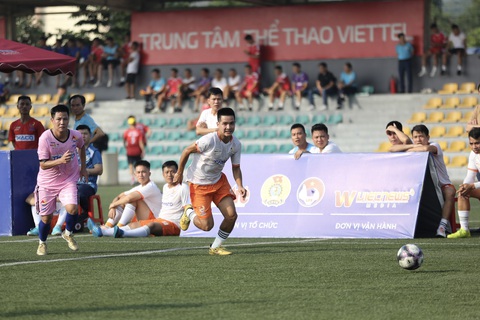 Trận cầu nảy lửa giữa Công đoàn Giao thông vận tải Việt Nam - Công đoàn Thông tin và Truyền thông - Ảnh: HOÀNG TÙNG Trận cầu nảy lửa giữa Công đoàn Giao thông vận tải Việt Nam - Công đoàn Thông tin và Truyền thông - Ảnh: HOÀNG TÙNG