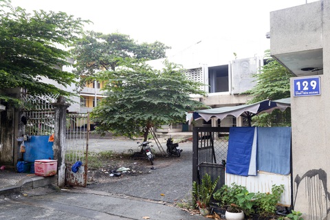 Nghịch lý trường học bệnh viện quá tải, đất công lại 'vườn không nhà trống' - Ảnh 2. Khu đất có vị trí đắc địa khi nằm gần đầu đường Lê Văn Duyệt, bên cạnh là Trường THCS Trương Công Định, phía trước là lăng Tả quân Lê Văn Duyệt, cách đó vài trăm mét là Bệnh viện quận Bình Thạnh