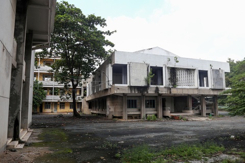 Nghịch lý trường học bệnh viện quá tải, đất công lại 'vườn không nhà trống' - Ảnh 3. Cơ sở hạ tầng hiện đã xuống cấp, hoang hóa, hàng rong bày bán tại khu vực phía trước. Hiện UBND quận Bình Thạnh đã đề xuất UBND TP.HCM sử dụng khu đất này để làm cơ sở 2 Bệnh viện quận Bình Thạnh đang quá tải