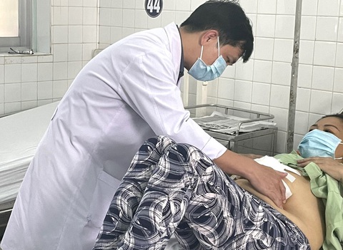 Trẻ hóa người mắc ung thư đường tiêu hóa, có bệnh nhân mới 22 tuổi - Ảnh 3. Bệnh nhân mắc ung thư tiêu hóa khám tại khoa ngoại tiêu hóa Bệnh viện Nguyễn Tri Phương được ghi nhận ngày càng trẻ hóa - Ảnh: Bệnh viện cung cấp
