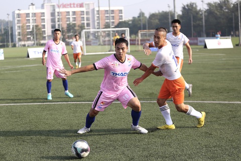 Tưng bừng khởi tranh Giải vô địch bóng đá công nhân toàn quốc 2023 khu vực Hà Nội - Ảnh 13. Các cầu thủ công nhân thi đấu quyết liệt sáng 3-11 - Ảnh: DANH KHANG