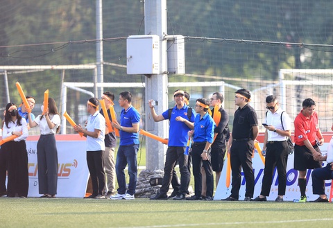 Tưng bừng khởi tranh Giải vô địch bóng đá công nhân toàn quốc 2023 khu vực Hà Nội - Ảnh 14. Cổ động viên đã tạo nên không khí cuồng nhiệt cho các trận đấu trong ngày khai mạc giải - Ảnh: HOÀNG TÙNG