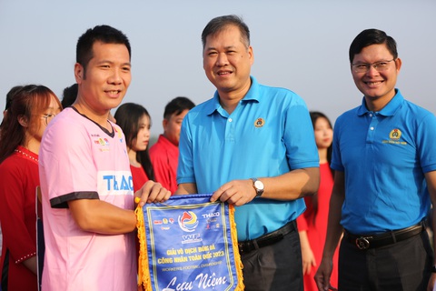 Tưng bừng khởi tranh Giải vô địch bóng đá công nhân toàn quốc 2023 khu vực Hà Nội - Ảnh 8. Ông Nguyễn Minh Dũng - trưởng Ban Tài chính Tổng liên đoàn Lao động Việt Nam - trao cờ lưu niệm cho các đội bóng dự giải - Ảnh: HOÀNG TÙNG