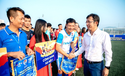 Tưng bừng khởi tranh Giải vô địch bóng đá công nhân toàn quốc 2023 khu vực Hà Nội - Ảnh 1. Trưởng ban tổ chức Giải vô địch bóng đá công nhân toàn quốc 2023 - nhà báo Trần Xuân Toàn (phó tổng biên tập báo Tuổi Trẻ) động viên các đội trước các trận đấu - Ảnh: DANH KHANG