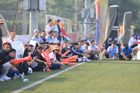 Tưng bừng khởi tranh Giải vô địch bóng đá công nhân toàn quốc 2023 khu vực Hà Nội - Ảnh 9. Cổ động viên có mặt cổ vũ giải đấu - Ảnh: HOÀNG TÙNG