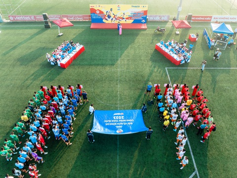 Tưng bừng khởi tranh Giải vô địch bóng đá công nhân toàn quốc 2023 khu vực Hà Nội - Ảnh 2. Toàn cảnh lễ khai mạc giải đấu tại Hà Nội sáng 3-11 - Ảnh: HOÀNG TÙNG