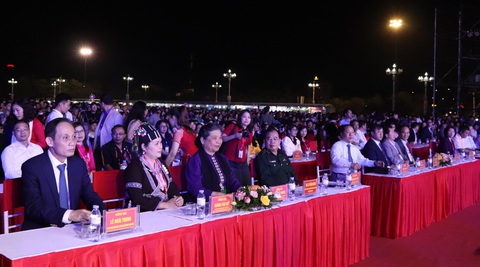Khai mạc ngày hội văn hóa các dân tộc ít người tại Lai Châu - Ảnh 3. Bí thư Trung ương Đảng Lê Hoài Trung (ngoài cùng bên trái) dự lễ khai mạc - Ảnh: HUY HOÀNG