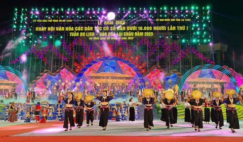 Khai mạc ngày hội văn hóa các dân tộc ít người tại Lai Châu - Ảnh 1. Các nghệ nhân thể hiện những màn trình diễn ấn tượng trên sân khấu - Ảnh: HUY HOÀNG