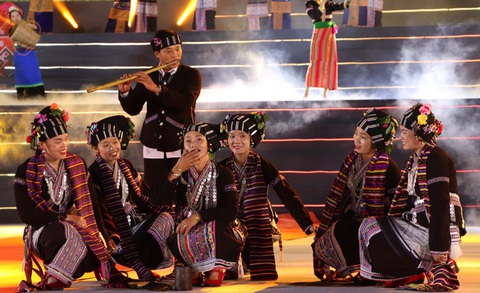 Khai mạc ngày hội văn hóa các dân tộc ít người tại Lai Châu - Ảnh 4. Mô tả tục nhuộm răng đen của đồng bào dân tộc Lự tỉnh Lai Châu - Ảnh: HUY HOÀNG