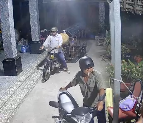Liên tiếp xảy ra trường hợp đến mua heo, hứa trả tiền rồi biến mất - Ảnh 1. Hai người trong nhóm đến mua heo tại nhà ông G. vào sáng 14-10 - Ảnh: cắt từ clip