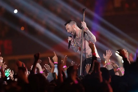 Nhóm nhạc Maroon 5 là ai mà hot thế? - Ảnh 4. Adam Levine cùng Maroon 5 biểu diễn tại Super Bowl 2019 - Ảnh: The York Times