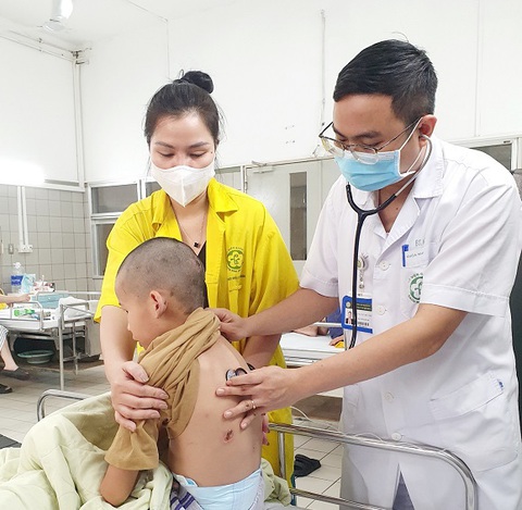 Cứu sống bệnh nhi sốc nhiễm khuẩn nặng do vi khuẩn hiếm gặp thường ở bùn đất - Ảnh 1. Các bác sĩ thăm khám cho bệnh nhi sốc nhiễm khuẩn nặng do vi khuẩn hiếm gặp - Ảnh: Bệnh viện cung cấp