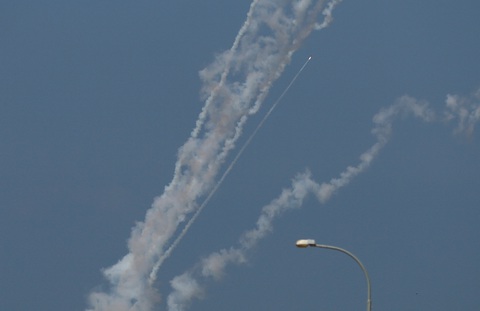 Mỹ điều drone bay qua Dải Gaza - Ảnh 1. Rocket tiếp tục được phóng từ Dải Gaza về hướng Israel. Ảnh chụp từ phía nam Dải Gaza ngày 2-11 - Ảnh: REUTERS