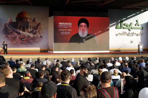 Người ủng hộ lãnh đạo Hezbollah Sayyed Hassan Nasrallah tụ tập nghe bài phát biểu tại vùng ngoại ô phía Nam Beirut, Lebanon, ngày 3-11 - Ảnh: REUTERS Người ủng hộ lãnh đạo Hezbollah Sayyed Hassan Nasrallah tụ tập nghe bài phát biểu tại vùng ngoại ô phía nam Beirut, Lebanon, ngày 3-11 - Ảnh: REUTERS