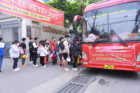 Sinh viên nghỉ Tết 2024: trường cho cả tháng, trường chỉ hai tuần - Ảnh 1. Nhiều trường cho sinh viên nghỉ Tết Nguyên đán 2024 sớm, học trễ hoặc học trực tuyến để giảm áp lực tàu xe - Ảnh: LHU