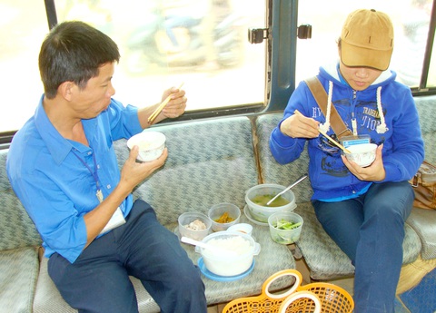 Tác giả ăn trưa ngay trên xe khi còn lái xe buýt - Ảnh: M.T Tác giả ăn trưa ngay trên xe khi còn lái xe buýt - Ảnh: M.T