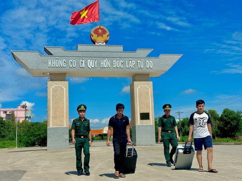 Cứu hai người Việt Nam bị lừa bán sang Campuchia - Ảnh 1. Cán bộ Đồn biên phòng cửa khẩu quốc tế Hà Tiên giải cứu thành công hai người Việt bị lừa bán sang Campuchia - Ảnh: TIẾN VINH