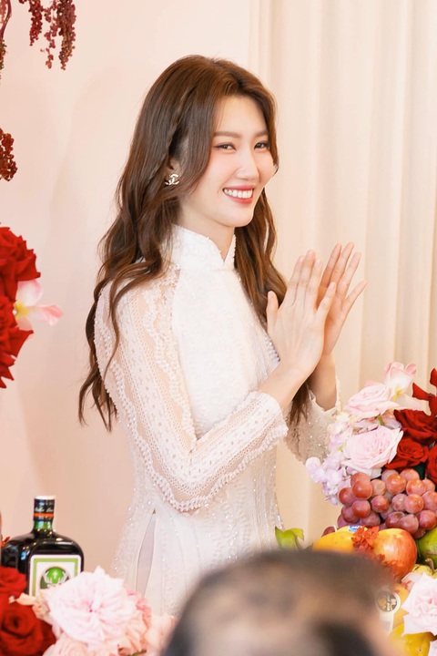 Trường Giang công khai hỏi Thuý Ngân về mối quan hệ với ST, Vbiz có thêm cặp đôi mới? - Ảnh 2. Thúy Ngân xinh đẹp như cô dâu xuất hiện trong đám hỏi Puka gây sốt