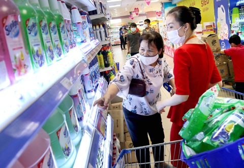 Tiết kiệm thời khó từ tấm thẻ thành viên siêu thị - Ảnh 1. Nhờ các thẻ thành viên và các chương trình khuyến mãi sâu, các bà nội trợ vừa được hưởng ưu đãi, vừa tiết kiệm chi phí mua sắm - Ảnh: HIẾU GIANG