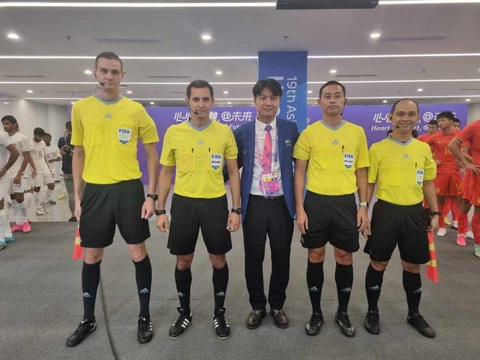Trọng tài Ngô Duy Lân điều hành vòng loại thứ 2 World Cup 2026 - Ảnh 2. Trọng tài Ngô Duy Lân (thứ 2 từ phải sang) làm nhiệm vụ ở Asiad 19 - Ảnh: VFF