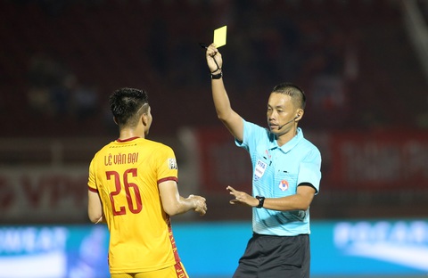 VAR hoạt động hết công suất ở vòng 19 V-League 2023-2024- Ảnh 1. Trọng tài FIFA Ngô Duy Lân là một trong những người làm nhiệm vụ tại vòng 19 V-League - Ảnh: MINH ĐỨC