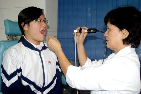 Dùng nước muối điều trị nghẹt mũi, ho ...sai sẽ gây hại - Ảnh 1. PGS.TS Nguyễn Thị Ngọc Dinh thăm khám cho bệnh nhân - Ảnh: HÀ LINH
