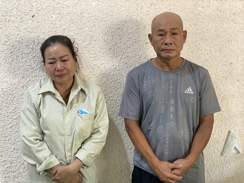 Bắt đôi vợ chồng lừa đảo ‘trục vong, trừ tà’ - Ảnh 1. Vợ chồng Lý - Hùng tại cơ quan điều tra - Ảnh: Công an cung cấp