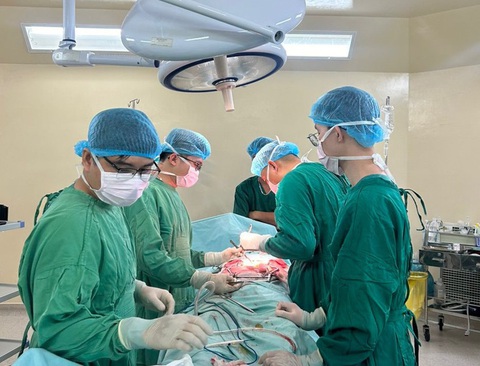 Bệnh viện Đa Khoa Tâm Trí Đà Nẵng phẫu thuật cắt dạ dày cấp cứu thành công - Ảnh 1. Kíp trực BV Đa khoa Tâm Trí Đà Nẵng đang thực hiện ca phẫu thuật - Ảnh: BV cung cấp