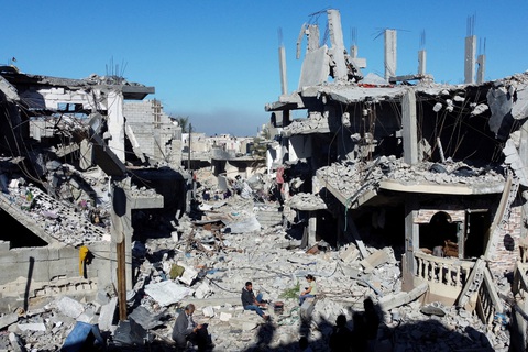 Người dân Palestine nấu ăn giữa những ngôi nhà bị phá hủy tại trại tị nạn Khan Younis, ở phía nam Dải Gaza, ngày 29-11 - Ảnh: REUTERS Người dân Palestine nấu ăn giữa những ngôi nhà bị phá hủy sau các cuộc tấn công của Israel tại trại tị nạn Khan Younis, ở phía nam Dải Gaza, ngày 29-11 - Ảnh: REUTERS