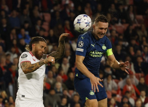 'Đè bẹp' Lens 6-0, Arsenal vào vòng đấu loại trực tiếp Champions League- Ảnh 3. Kinh nghiệm của Ramos (trái) không đủ giúp Sevilla giành vé - Ảnh: REUTERS