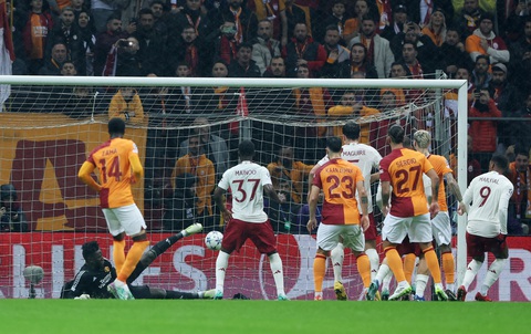 Onana sai lầm liên tục khiến Man United đang đà thắng biến thành hòa- Ảnh 5. Tình huống thủng lưới thứ 2 của Onana - Ảnh: REUTERS