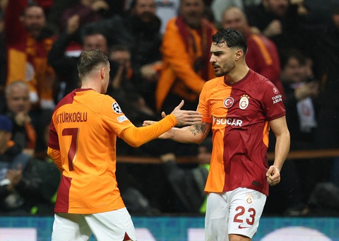 Onana sai lầm liên tục khiến Man United đang đà thắng biến thành hòa- Ảnh 6. Cầu thủ Galatasaray ăn mừng bàn gỡ hòa 3-3 - Ảnh: REUTERS