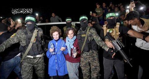 Israel - Hamas đồng ý ngừng bắn thêm một ngày- Ảnh 1. Các con tin Gaza được Hamas trả tự do và bàn giao cho Hội Chữ thập đỏ quốc tế hôm 29-11, theo thỏa thuận ngừng bắn giữa Israel - Hamas - Ảnh: REUTERS