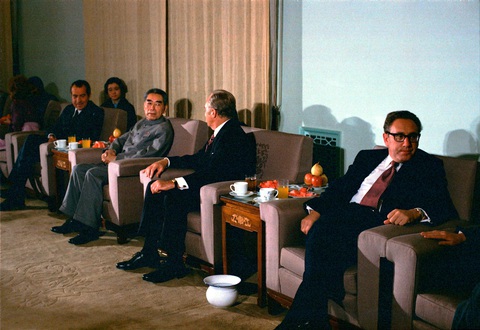 Cựu ngoại trưởng Mỹ Henry Kissinger qua đời, Trung Quốc đặc biệt chia buồn- Ảnh 1. Tổng thống Mỹ Nixon và Cố vấn an ninh quốc gia Henry Kissinger ngồi cùng Thủ tướng Trung Quốc Chu Ân Lai vào tháng 2-1972 - Ảnh: REUTERS