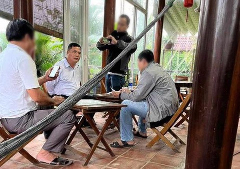 Bắt quả tang phóng viên cưỡng đoạt tài sản doanh nghiệp- Ảnh 1. Công an huyện Đại Lộc, tỉnh Quảng Nam bắt quả tang Đặng Ngọc Bảo khi đang nhận tiền từ doanh nghiệp - Ảnh: C.A