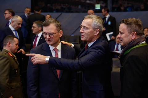 Ngoại trưởng Ukraine khoe quân đội nước này gần như thuộc NATO trên thực tế- Ảnh 1. Tổng thư ký NATO Jens Stoltenberg (giữa) và Ngoại trưởng Ukraine Dmytro Kuleba (bìa trái) trong cuộc họp ngày 29-11 tại Brussels (Bỉ) - Ảnh: AFP