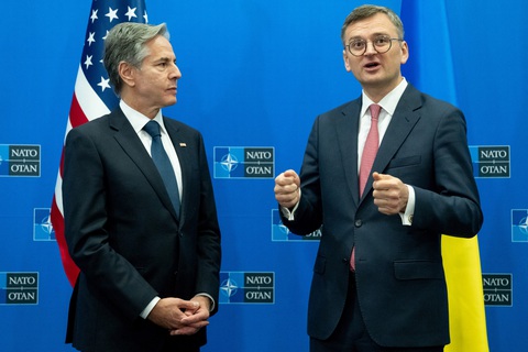 Ngoại trưởng Ukraine khoe quân đội nước này gần như thuộc NATO trên thực tế- Ảnh 2. Ngoại trưởng Mỹ Antony Blinken (trái) và ông Kuleba gặp nhau ngày 29-11 - Ảnh: AFP