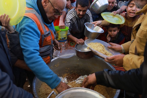 Người dân Palestine nhận thực phẩm cứu trợ ở miền nam Dải Gaza ngày 30-11 - Ảnh: AFP Người dân Palestine nhận thực phẩm cứu trợ ở miền nam Dải Gaza ngày 30-11 - Ảnh: AFP