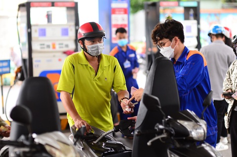 Giá xăng RON95 và nhiều mặt hàng dầu đồng loạt tăng nhẹ trong phiên cuối năm- Ảnh 1. Điều chỉnh giá xăng dầu phiên cuối cùng của năm 2023 - Ảnh: Q.ĐỊNH