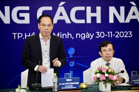 Hiểu về tài chính cá nhân, người dân sẽ tránh xa tín dụng đen- Ảnh 4. Thiếu tướng Trần Thanh Phong (đứng), phó cục trưởng Cục truyền thông, Bộ Công an phát biểu tại hội thảo - Ảnh: QUANG ĐỊNH