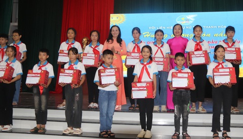 Lan tỏa nhân văn từ chương trình “Mẹ đỡ đầu hỗ trợ, chăm sóc, nuôi dưỡng trẻ mồ côi”- Ảnh 2. Mỗi cháu nhận 500.000 đến 650.000 đồng/tháng từ các nhà hảo tâm - Ảnh do Hội Liên hiệp phụ nữ tỉnh Thanh Hóa cung cấp