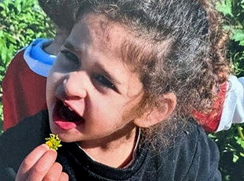 Bé gái Abigail Idan, 4 tuổi, được thả sau khi bị bắt làm con tin của Hamas - Ảnh: REUTERS Bé gái Abigail Idan, 4 tuổi, được thả sau khi bị bắt làm con tin của Hamas - Ảnh: REUTERS