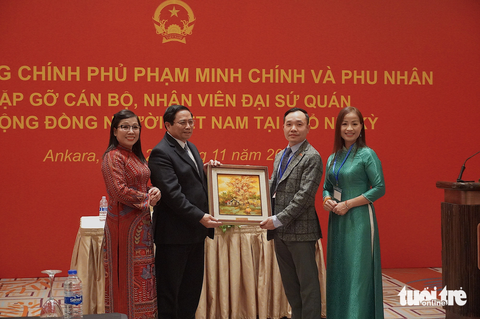 Thủ tướng Phạm Minh Chính: Luôn bảo vệ lợi ích chính đáng của người Việt ở nước ngoài- Ảnh 4. Thủ tướng và phu nhân tặng quà cho các đại diện lâm thời Hội Người Việt sinh sống tại Thổ Nhĩ Kỳ - Ảnh: NGỌC AN