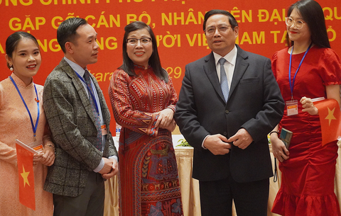 Thủ tướng Phạm Minh Chính: Luôn bảo vệ lợi ích chính đáng của người Việt ở nước ngoài- Ảnh 1. Thủ tướng trò chuyện với các du học sinh học tập tại Thổ Nhĩ Kỳ - Ảnh: NGỌC AN