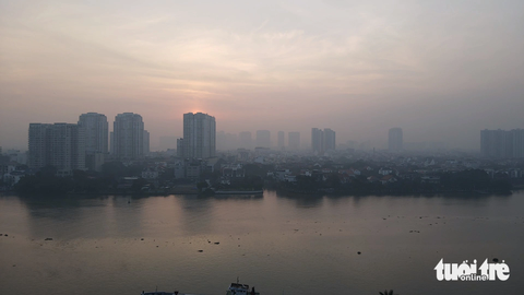 Sáng sáng TP.HCM mờ ảo lớp sương mù, tầm nhìn hạn chế- Ảnh 3. Các tòa nhà càng ở xa thì thường bị lớp mù che phủ rõ rệt