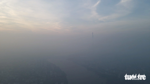 Sáng sáng TP.HCM mờ ảo lớp sương mù, tầm nhìn hạn chế- Ảnh 4. Tòa nhà Landmark 81 cao nhất TP.HCM chỉ còn thấy phần đỉnh tháp