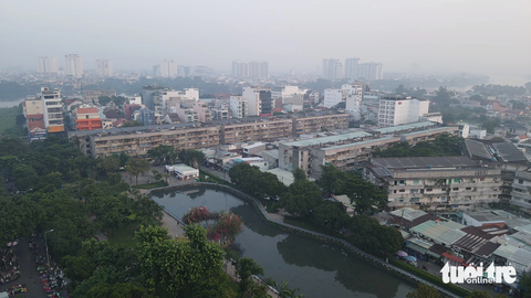 Sáng sáng TP.HCM mờ ảo lớp sương mù, tầm nhìn hạn chế- Ảnh 6. Lớp mù này xuất hiện báo động tình trạng ô nhiễm khói, bụi trong không khí