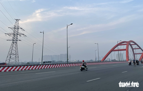 Sáng sáng TP.HCM mờ ảo lớp sương mù, tầm nhìn hạn chế- Ảnh 8. Tuy nhiên tình trạng ô nhiễm ở TP.HCM không quá nặng như Hà Nội. Trong các bản tin về quan trắc không khí của Sở Tài nguyên và Môi trường trước đây, các chỉ số về bụi thường vượt khung cho phép nhưng không quá cao.