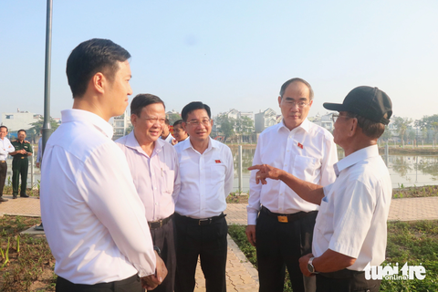 Bình Tân khánh thành công viên trung tâm lớn nhất quận- Ảnh 5. Đoàn đại biểu Quốc hội TP.HCM, đơn vị 6 lắng nghe người dân chia sẻ vui mừng khi công viên được hình thành - Ảnh: CẨM NƯƠNG