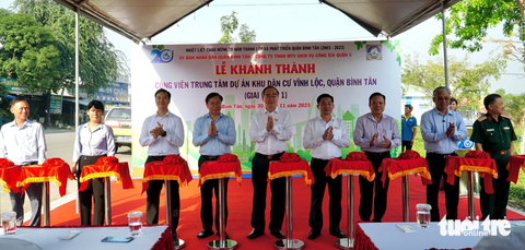 Bình Tân khánh thành công viên trung tâm lớn nhất quận- Ảnh 6. Đại biểu cắt băng khánh thành công trình - Ảnh: CẨM NƯƠNG